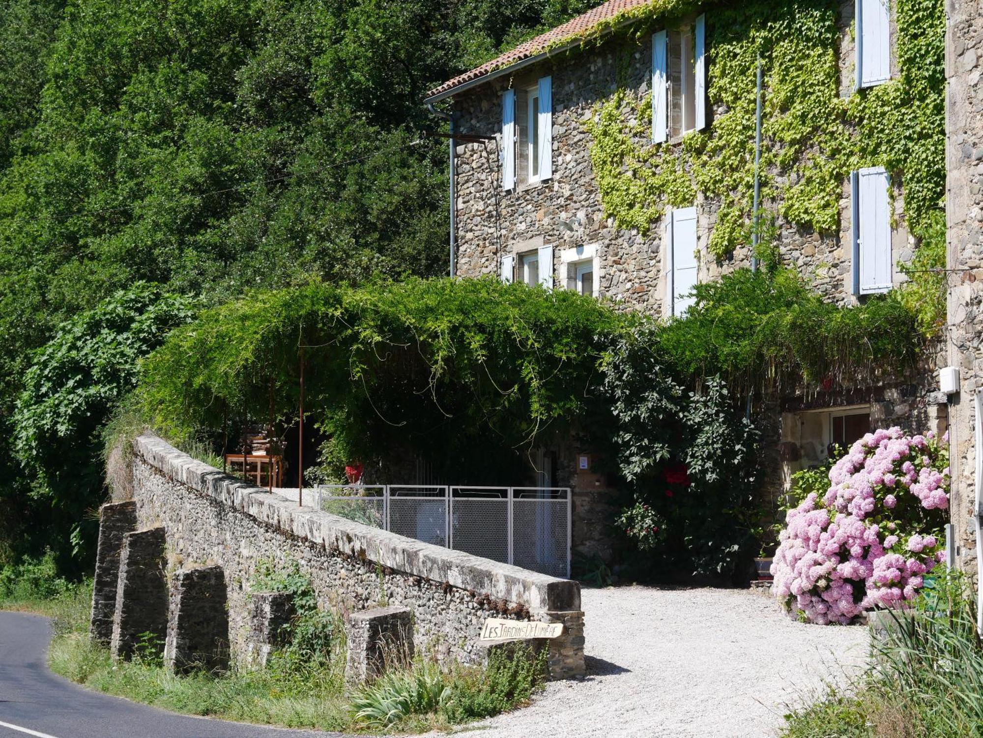 Les Jardins De Lumiere Bed & Breakfast Brusque Exterior photo